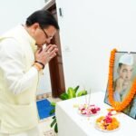 मुख्यमंत्री श्री पुष्कर सिंह धामी ने टिहरी जन क्रांति के नायक अमर शहीद श्रीदेव सुमन की पुण्यतिथि पर उनके चित्र पर श्रद्धा सुमन अर्पित कर श्रद्धांजलि दी।