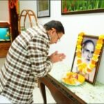 मुख्यमंत्री धामी ने महान राज्य आंदोलनकारी इंद्रमणि बडोनी की जयंती के अवसर पर उनके चित्र पर पुष्प अर्पित कर उन्हें श्रद्धांजलि दी