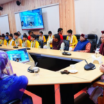 सीएम धामी ने जन प्रतिनिधियों और संस्कृति स्कूल के बच्चों के साथ सुनी पीएम मोदी के मन की बात