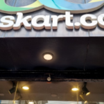 बजरंग दल का लेंसकार्ट शोरूम में प्रदर्शन