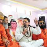 संत सम्मेलन में पहुंचे सीएम धामी, कहा-कुंभ में सतों की भूमिका अहम