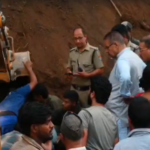 घट्टीगोला पुल के पास सड़क सुधारीकरण के दौरान गिरा मलबा