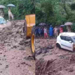 कालसी-चकराता मार्ग पर जोहड़ी के पास गदेरे में आया मलबा