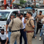 पुलिसकर्मी पर युवती से छेड़छाड़ का आरोप, कार्रवाई न होने पर बजरंग दल का प्रदर्शन, सड़क पर लगाया जाम
