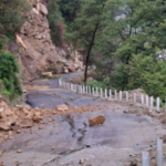 केदारनाथ यात्रा मार्ग पर गौरीकुंड के पास खाई में गिरा यात्री