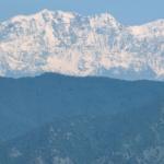 चमक रहीं हिमालय की बर्फीली चोटियां, गुनगुने मौसम और कुदरती नजारों का लुत्फ उठा रहे पर्यटक