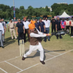 सीएम धामी ने बल्ले पर आजमाया हाथ, क्रिकेट खेल युवाओं को दिलाई नशामुक्ति की शपथ